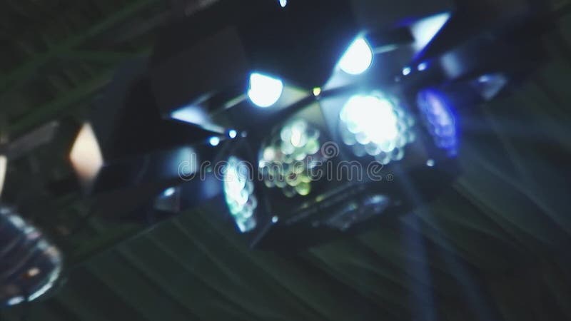 La chispa brillante colorida emite de proyectores giratorios del club en club nocturno iluminación equipo almacen de metraje de vídeo