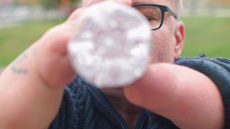 La chiusura di una persona disabile beve acqua da una bottiglia