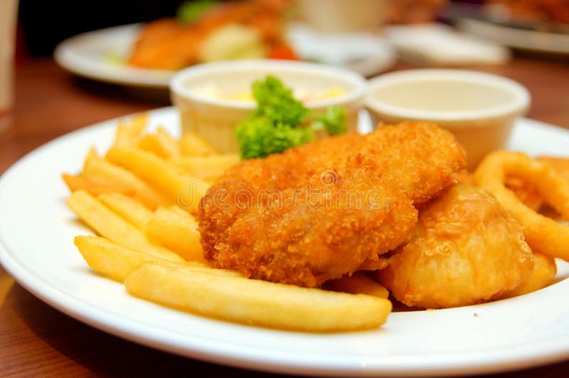 La chuleta del pollo y de los pescados sirvió en un restaurante fotografía de archivo La chuleta del pollo y de los pescados sirvió en un restaurante fotografía de archivo