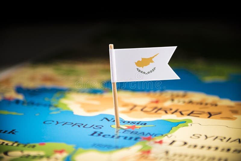 La Chypre a identifié par un drapeau sur la carte photos stock La Chypre a identifié par un drapeau sur la carte photos stock