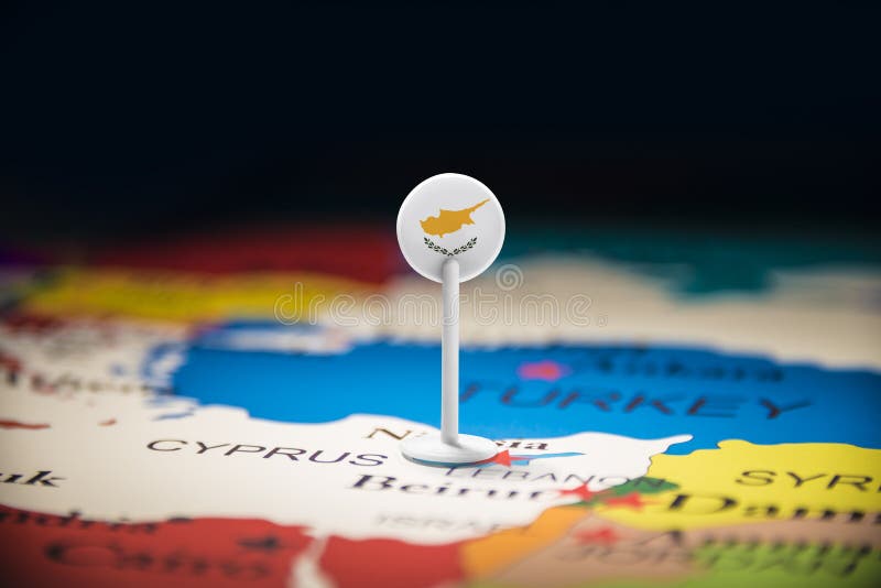 La Chypre a identifié par un drapeau sur la carte images stock La Chypre a identifié par un drapeau sur la carte images stock