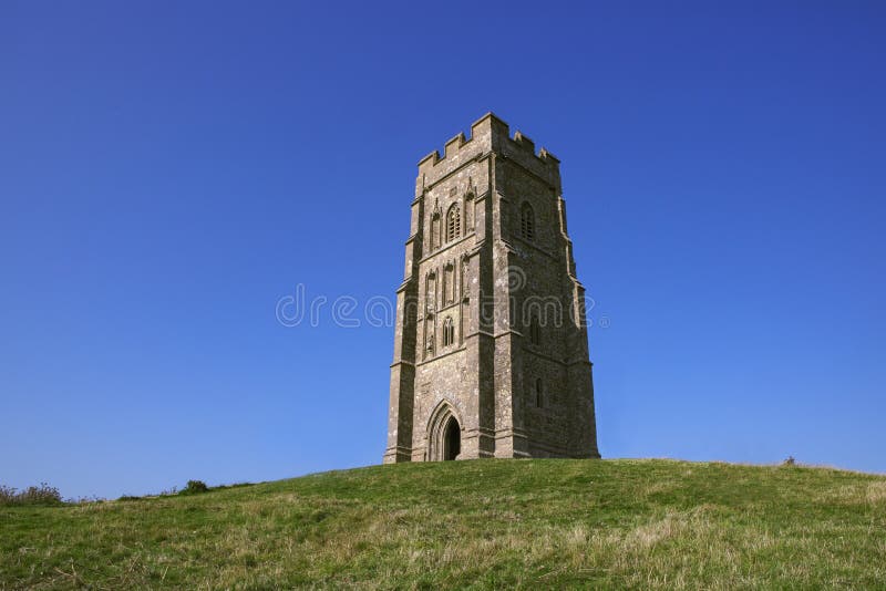 La cima di Glastonbury Tor con la Torre St Michael Somerset, Inghilterra Un famoso punto di riferimento La storica torre inglese immagine stock La cima di Glastonbury Tor con la Torre St Michael Somerset, Inghilterra Un famoso punto di riferimento La storica torre inglese immagine stock