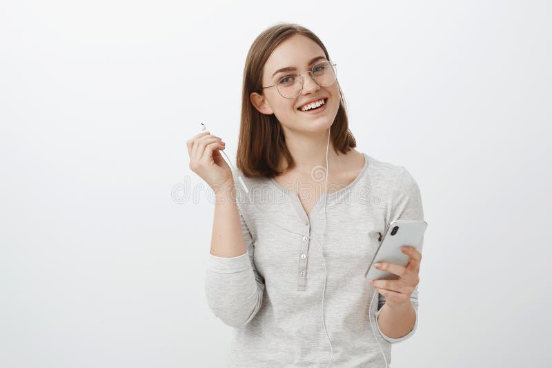 La cintura-para arriba tiró de la novia caucásica encantadora alegre en los vidrios de moda que sostenían smartphone que sacaba l imagen de archivo La cintura-para arriba tiró de la novia caucásica encantadora alegre en los vidrios de moda que sostenían smartphone que sacaba l imagen de archivo