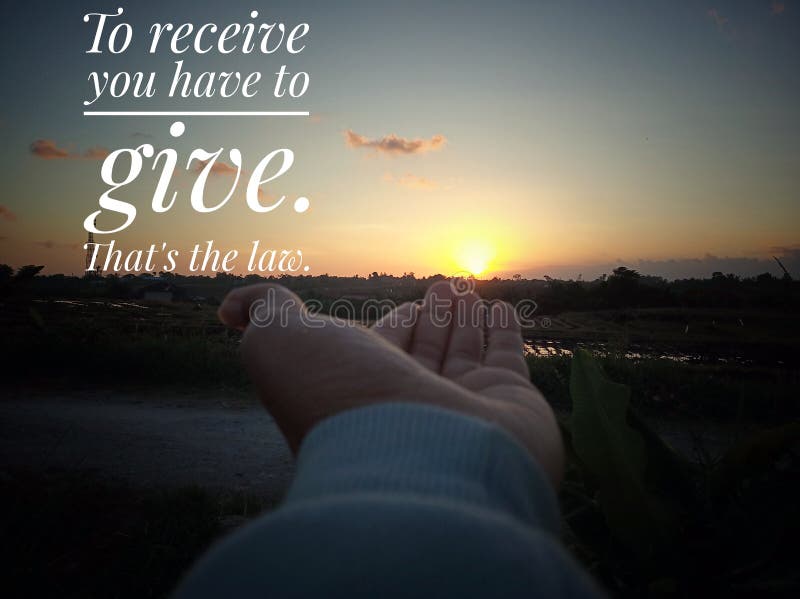 La Citation De Motivation Inspiree Pour Vous Recevoir Doivent Donner C Est Le Bas Avec Le Fond De Lever De Soleil De Coucher Du S Image Stock Image Du Remerciements Motivation