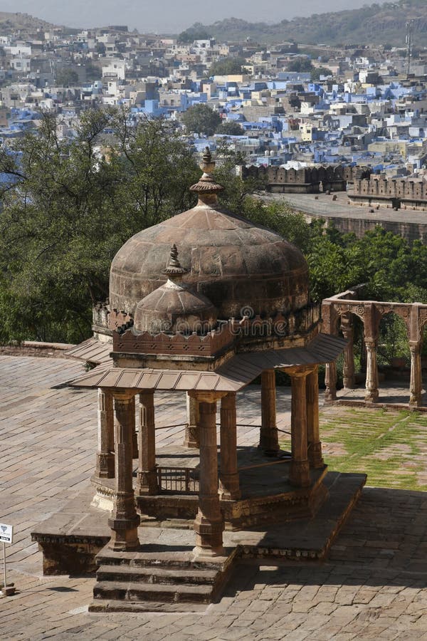 La città blu di Jodhpur dalla collina superiore di Meherangarh Fort, Rajasthan, India fotografia stock La città blu di Jodhpur dalla collina superiore di Meherangarh Fort, Rajasthan, India fotografia stock