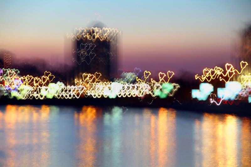 La città di notte respira il seno pieno di amore fotografia stock libera da diritti La città di notte respira il seno pieno di amore fotografia stock libera da diritti