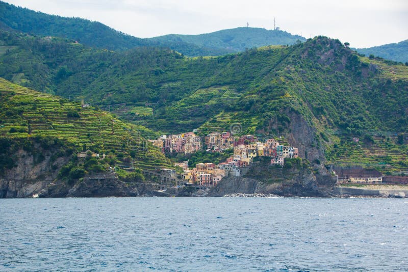 La ciudad de Manarola, una de las cinco pequeñas ciudades en el parque nacional de Cinque Terre, Italia Visión desde la nave de l imágenes de archivo libres de regalías La ciudad de Manarola, una de las cinco pequeñas ciudades en el parque nacional de Cinque Terre, Italia Visión desde la nave de l imágenes de archivo libres de regalías