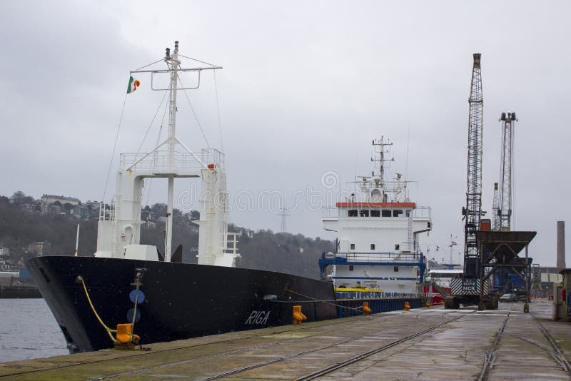 La ciudad del buque de carga general de Cork Ireland The Riga registradoa en Malta está lista para navegar descargando su cargo e foto de archivo libre de regalías La ciudad del buque de carga general de Cork Ireland The Riga registradoa en Malta está lista para navegar descargando su cargo e foto de archivo libre de regalías