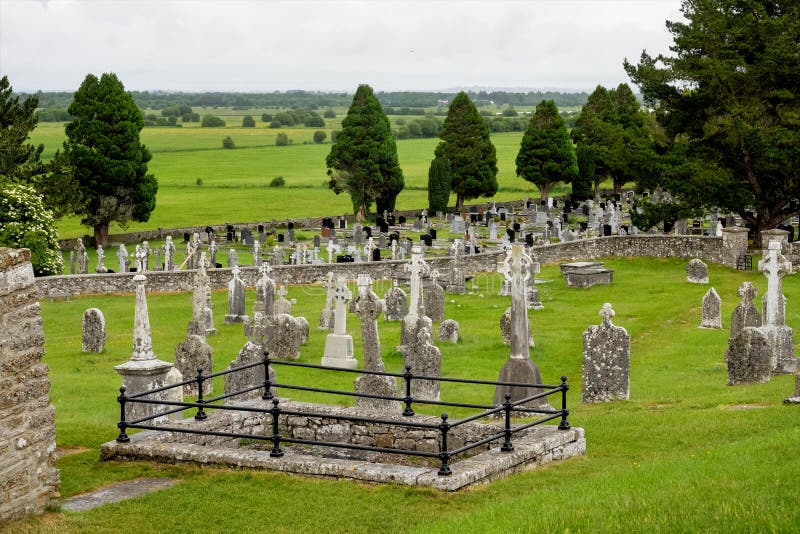 La ciudad monástica antigua de Clonmacnoise en Irlanda imagenes de archivo La ciudad monástica antigua de Clonmacnoise en Irlanda imagenes de archivo