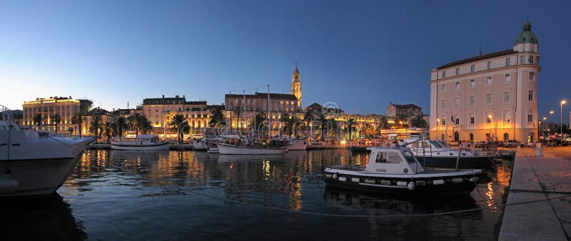 La ciudad partió en Croacia, opinión de la noche del palacio de Diocletian de la playa imágenes de archivo libres de regalías La ciudad partió en Croacia, opinión de la noche del palacio de Diocletian de la playa imágenes de archivo libres de regalías