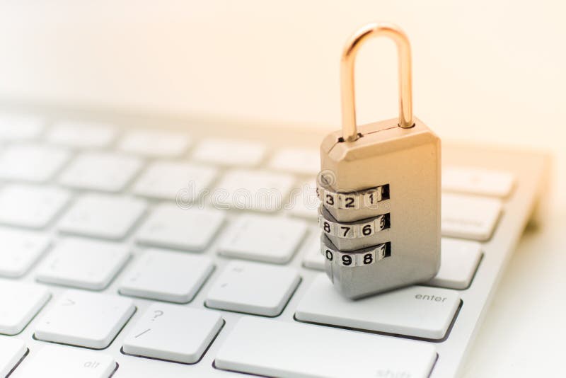 La clé machine codent, placent sur le clavier Utilisation d'image pour la sécurité d'employer l'Internet par ordinateur, concept sûr