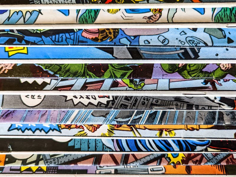 La colección vintage de historietas apiladas en un montón crea un patrón de fondo de líneas y formas coloridas en papel antiguo imagenes de archivo