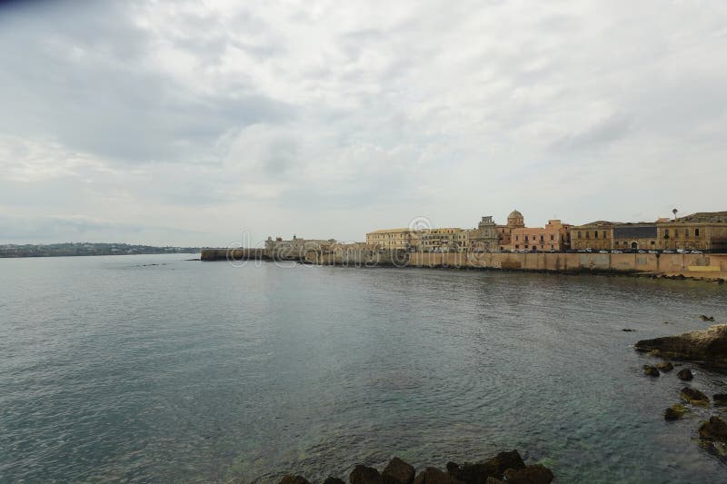 La collana del castello e la vecchia città di syracuse. Il castello di castello è una cittadella e un castello di syracuse.