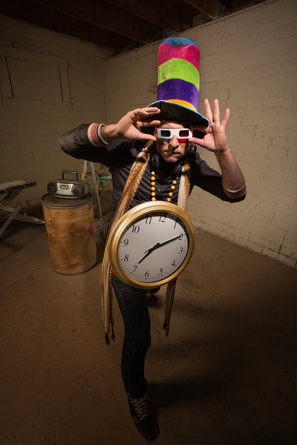 Poseur Ridicule avec Grande Horloge image stock