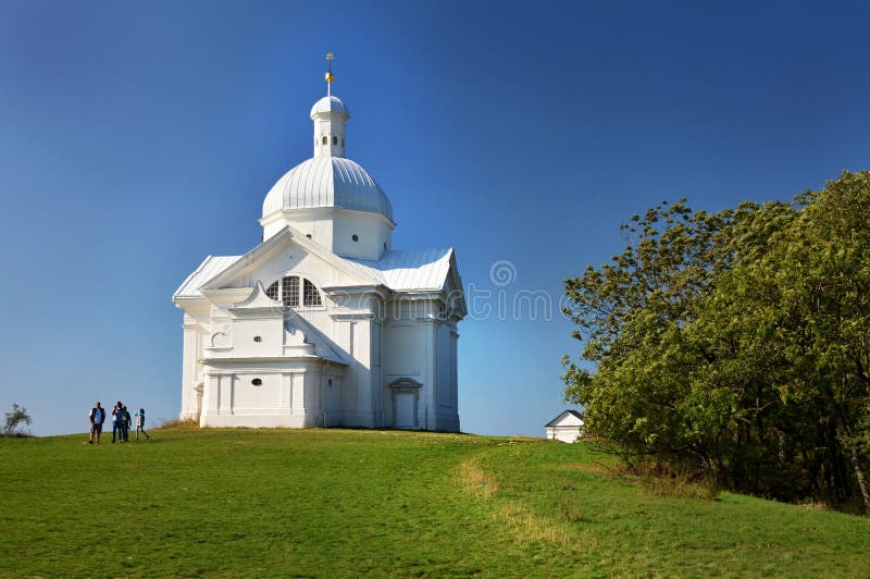 La colline sainte avec la chapelle du ` s de St SebastiAn dans la République Tchèque de Mikulov photographie stock La colline sainte avec la chapelle du ` s de St SebastiAn dans la République Tchèque de Mikulov photographie stock