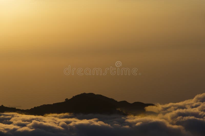 La Colombia - picco in nuvole al tramonto immagine stock La Colombia - picco in nuvole al tramonto immagine stock