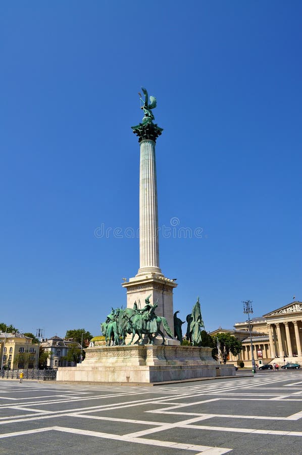La colonna - monumento di millennio al quadrato del ` di eroi - Budapest fotografie stock La colonna - monumento di millennio al quadrato del ` di eroi - Budapest fotografie stock