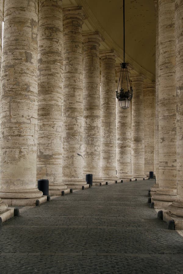 La colonnato dalla plaza di Basilk della st Peter, Roma fotografia stock libera da diritti La colonnato dalla plaza di Basilk della st Peter, Roma fotografia stock libera da diritti