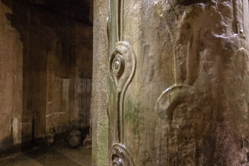 La colonne d'oeil du ` s de poule à l'intérieur du réservoir de basilique, un réservoir bizantin à Istanbul, Turquie photographie stock libre de droits La colonne d'oeil du ` s de poule à l'intérieur du réservoir de basilique, un réservoir bizantin à Istanbul, Turquie photographie stock libre de droits