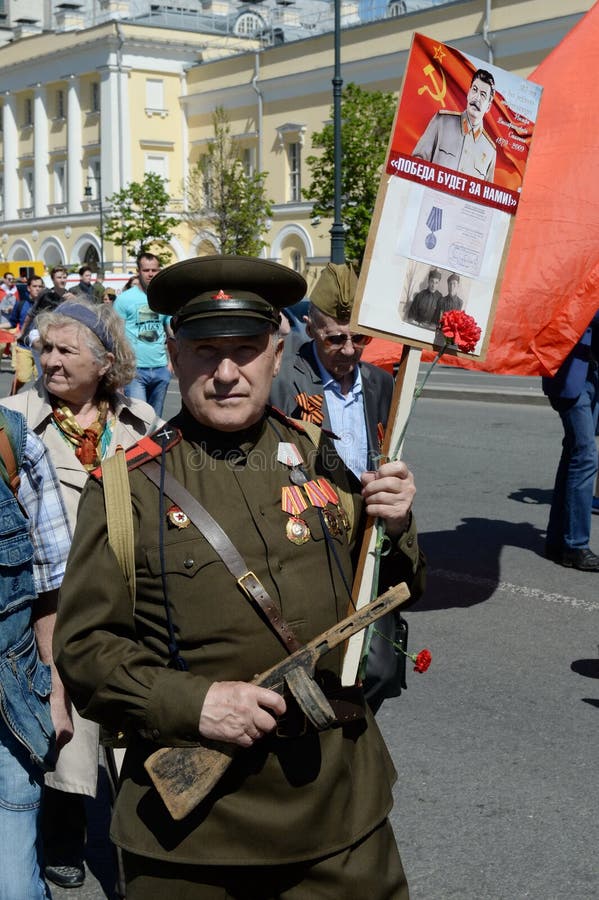 La colonne du parti communiste avec des portraits de Joseph Stalin est au centre de Moscou à une démonstration photographie stock libre de droits La colonne du parti communiste avec des portraits de Joseph Stalin est au centre de Moscou à une démonstration photographie stock libre de droits
