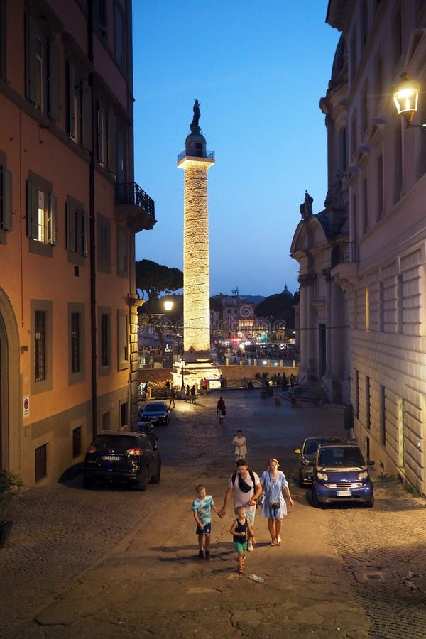 La colonne du Trajan de par l'intermédiaire de Magna Napoli pendant la nuit, Rome, Italie images libres de droits La colonne du Trajan de par l'intermédiaire de Magna Napoli pendant la nuit, Rome, Italie images libres de droits