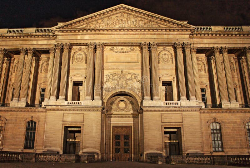 La columnata de Perrault por noche fotografía de archivo libre de regalías La columnata de Perrault por noche fotografía de archivo libre de regalías