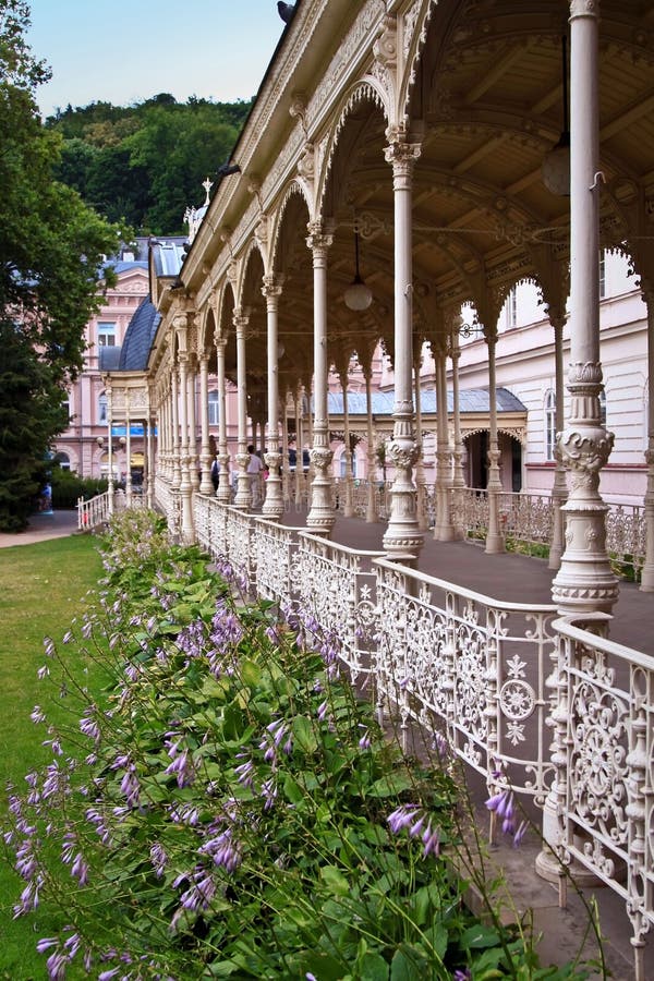 La columnata del parque en Karlovy varía