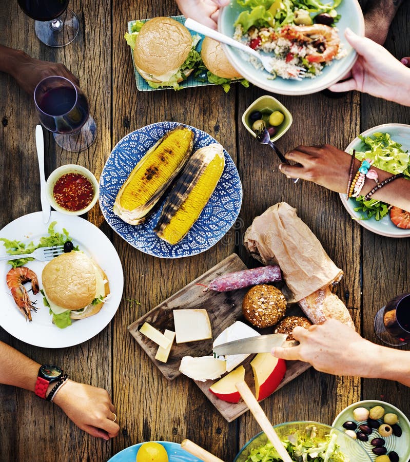 La comida deliciosa de la tabla de la comida prepara concepto de la cocina imagen de archivo libre de regalías La comida deliciosa de la tabla de la comida prepara concepto de la cocina imagen de archivo libre de regalías