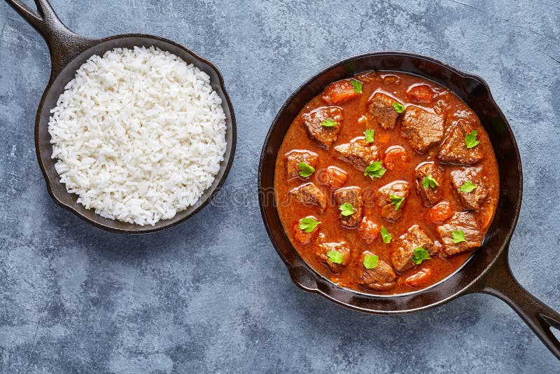 La comida húngara hecha en casa tradicional de la sopa del guisado de la carne de la carne de vaca del cocido húngaro cocinó con fotografía de archivo libre de regalías La comida húngara hecha en casa tradicional de la sopa del guisado de la carne de la carne de vaca del cocido húngaro cocinó con fotografía de archivo libre de regalías