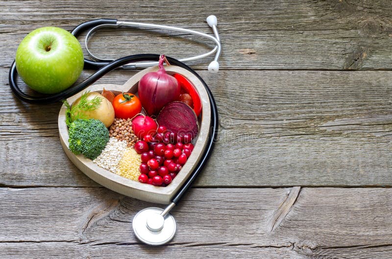 La comida sana en corazón y el colesterol adietan concepto