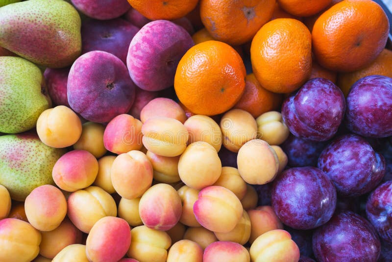 La comida sana, hermosa y sabrosa es fruta Vitaminas y colores brillantes del verano imágenes de archivo libres de regalías La comida sana, hermosa y sabrosa es fruta Vitaminas y colores brillantes del verano imágenes de archivo libres de regalías