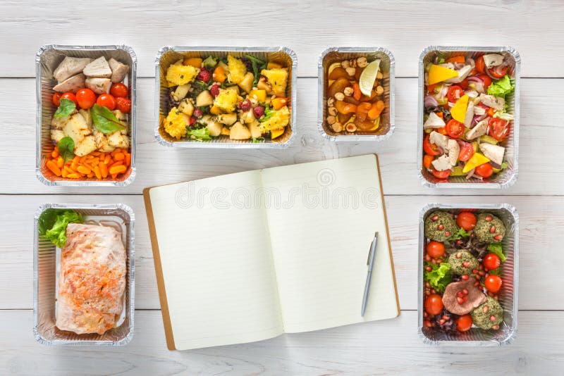 La comida sana se lleva en las cajas, visión superior en la madera foto de archivo libre de regalías La comida sana se lleva en las cajas, visión superior en la madera foto de archivo libre de regalías