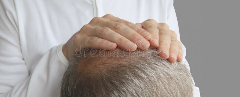La comodità delicata delle mani sulla guarigione immagini stock La comodità delicata delle mani sulla guarigione immagini stock
