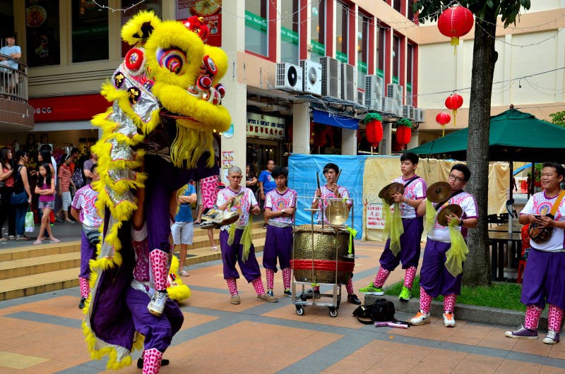 La compañía de la danza realiza la danza de león china, Singapur foto de archivo La compañía de la danza realiza la danza de león china, Singapur foto de archivo