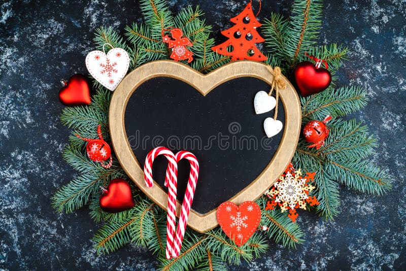 La composition de nouvelle année des décorations de branches d'arbre de Noël et d'arbre de Noël et un cadre sous forme de coeur, photos stock La composition de nouvelle année des décorations de branches d'arbre de Noël et d'arbre de Noël et un cadre sous forme de coeur, photos stock