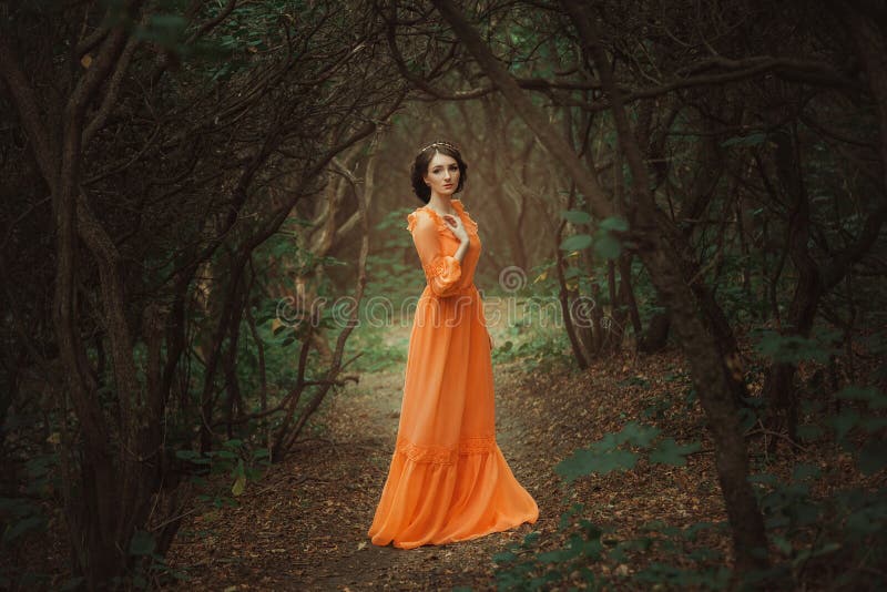 La condesa hermosa en un vestido anaranjado largo