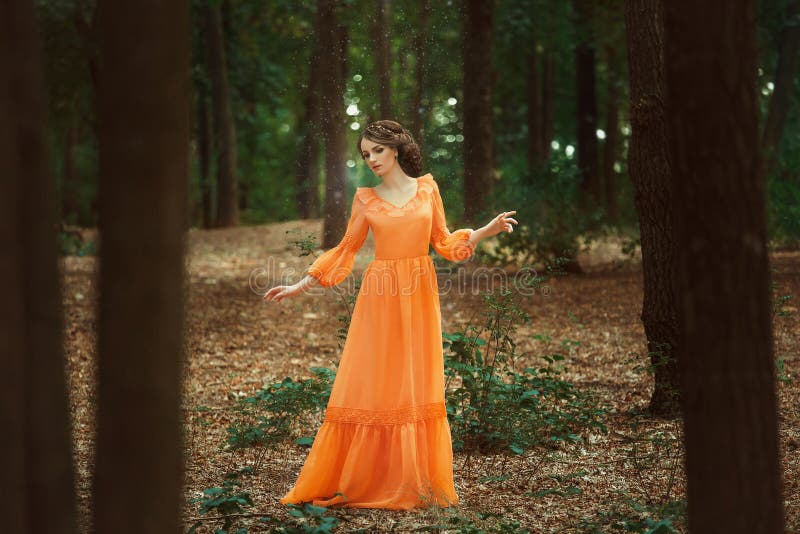 La condesa hermosa en un vestido anaranjado largo imagen de archivo libre de regalías La condesa hermosa en un vestido anaranjado largo imagen de archivo libre de regalías