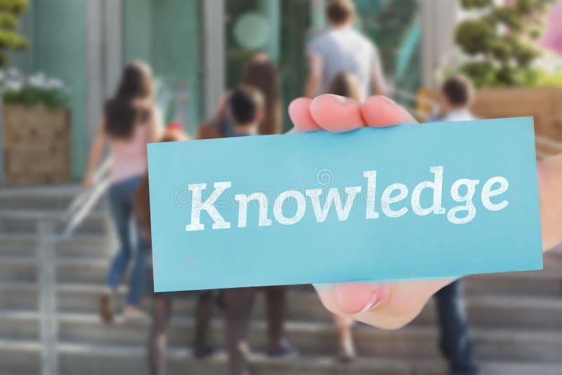 La connaissance contre les étudiants heureux marchant et causant dehors photo stock La connaissance contre les étudiants heureux marchant et causant dehors photo stock