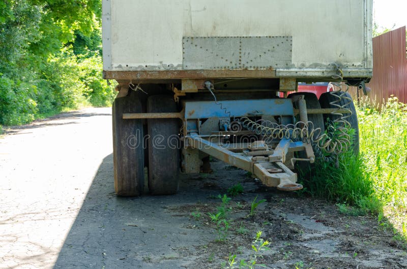 La connexion entre le camion et la remorque images stock La connexion entre le camion et la remorque images stock