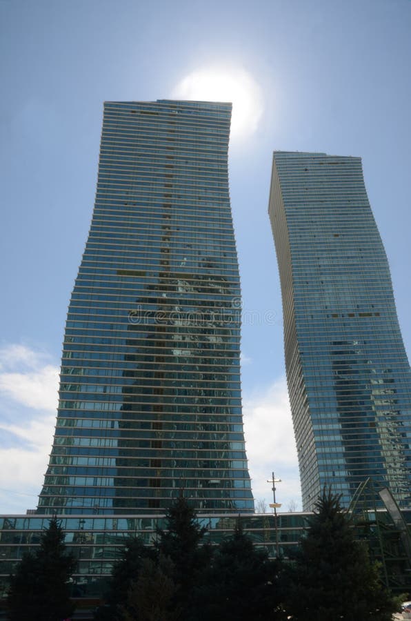 La construcción de edificios modernos en Astaná imagen de archivo La construcción de edificios modernos en Astaná imagen de archivo