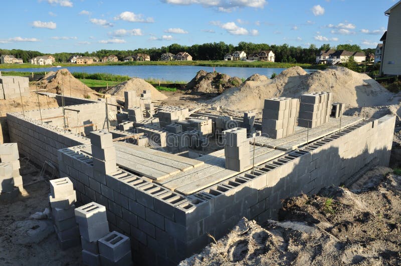 La construction neuve, base mure les blocs concrets photos stock La construction neuve, base mure les blocs concrets photos stock