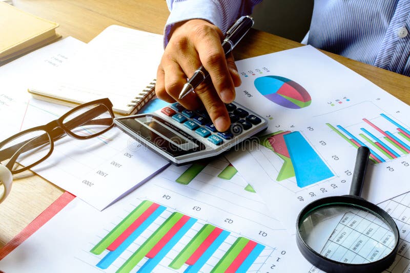 La contabilidad financiera del negocio de la oficina del escritorio calcula, representa gráficamente analy