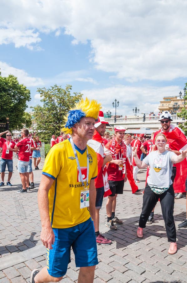 La coppa del Mondo 2018 della FIFA Fan svedese in parrucca gialla e blu sul quadrato di Manezhnaya immagine stock libera da diritti La coppa del Mondo 2018 della FIFA Fan svedese in parrucca gialla e blu sul quadrato di Manezhnaya immagine stock libera da diritti