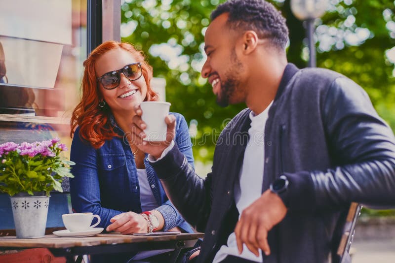 La coppia beve il caffè in un caffè immagini stock