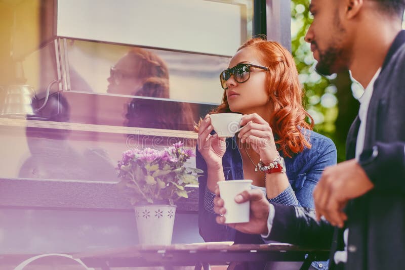 La coppia beve il caffè in un caffè immagine stock libera da diritti
