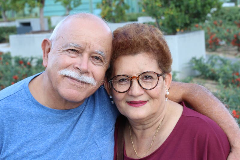 La coppia ispanica di anziani si chiude fotografia stock libera da diritti La coppia ispanica di anziani si chiude fotografia stock libera da diritti
