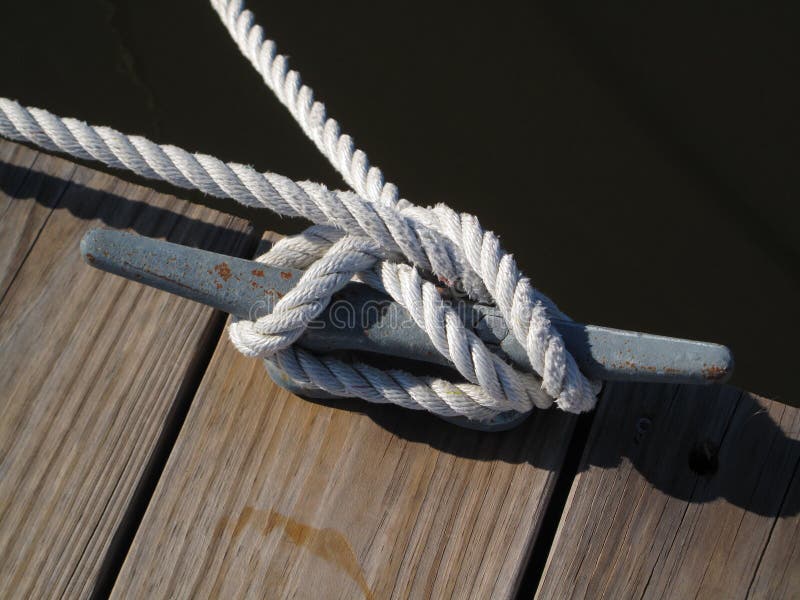 La corda di barca lega giù immagini stock libere da diritti La corda di barca lega giù immagini stock libere da diritti
