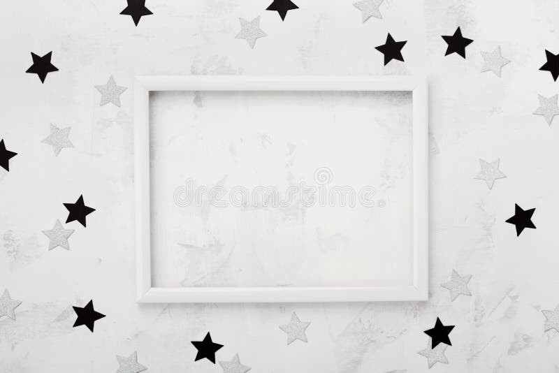 La cornice bianca con il nero e l'argento stars intorno per il modello di blogging di modo Vista superiore e disposizione piana fotografia stock libera da diritti La cornice bianca con il nero e l'argento stars intorno per il modello di blogging di modo Vista superiore e disposizione piana fotografia stock libera da diritti