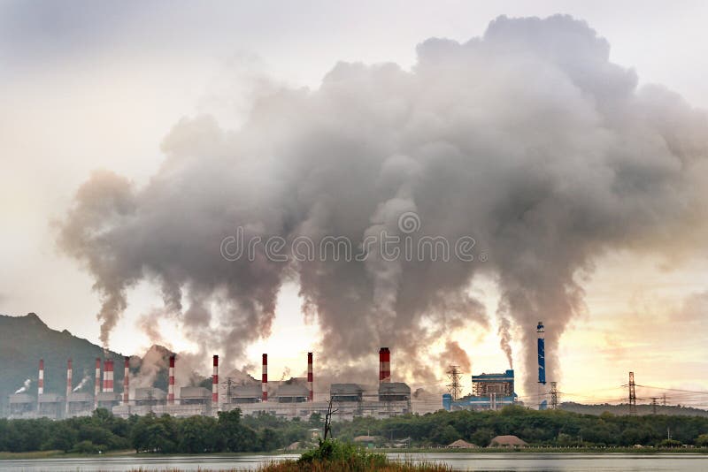 La corrente ed il carbone azionato d'ebollizione hanno infornato la centrale elettrica da molte ciminiere fotografia stock libera da diritti La corrente ed il carbone azionato d'ebollizione hanno infornato la centrale elettrica da molte ciminiere fotografia stock libera da diritti
