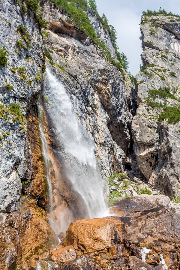 La corriente de la montaña forma una cascada foto de archivo libre de regalías La corriente de la montaña forma una cascada foto de archivo libre de regalías
